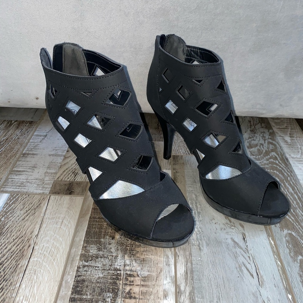 2in black heels. Size 11. - Picture 2 of 3